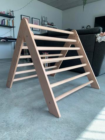 Klimdriehoek Montessori van Ehrenkind - massief hout beschikbaar voor biedingen