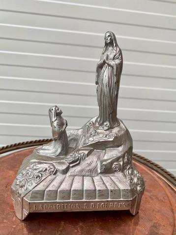 Oude muziekdoosje beschikbaar voor biedingen