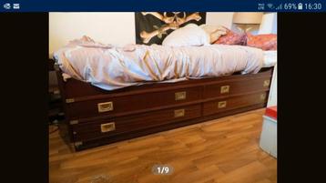 Bed + bureau + kist + 2 planken + nachtkastje + lamp +