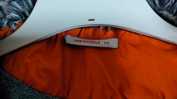 Alle jassen aan 15€. Oranje, beige, zwart. Oa Van Hassels ev beschikbaar voor biedingen