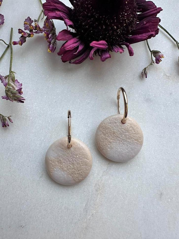 Handgemaakte oorbellen, Handtassen en Accessoires, Oorbellen, Nieuw, Hangers, Goud, Beige, Ophalen of Verzenden
