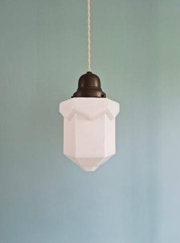 Skyscraper Art Deco hanglamp in witte opaline, 1920-30  beschikbaar voor biedingen