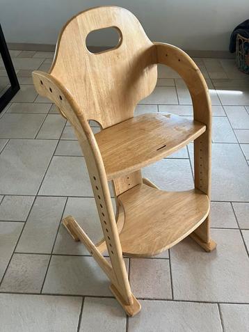 Houten kinderstoel beschikbaar voor biedingen