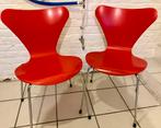 2 rode houtstoelen zoals Arne Jacobsen, Huis en Inrichting, Stoelen, Ophalen, Twee