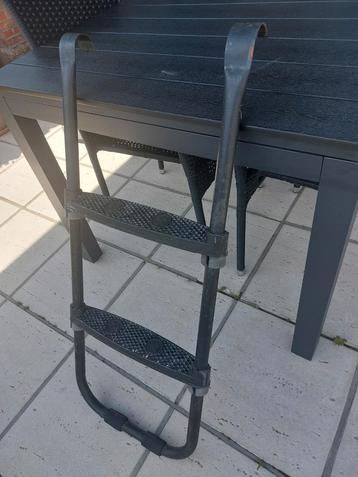 Trampoline trapje beschikbaar voor biedingen