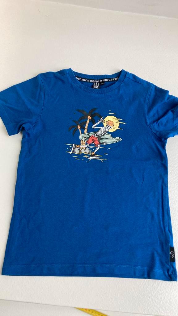349: coole blauwe t shirt skelet eiland, Kinderen en Baby's, Kinderkleding | Maat 140, Zo goed als nieuw, Jongen of Meisje, Shirt of Longsleeve