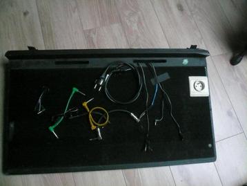FLOORBOARD GATOR + ALIM ( Multi-sorties 9 et 18 v) beschikbaar voor biedingen