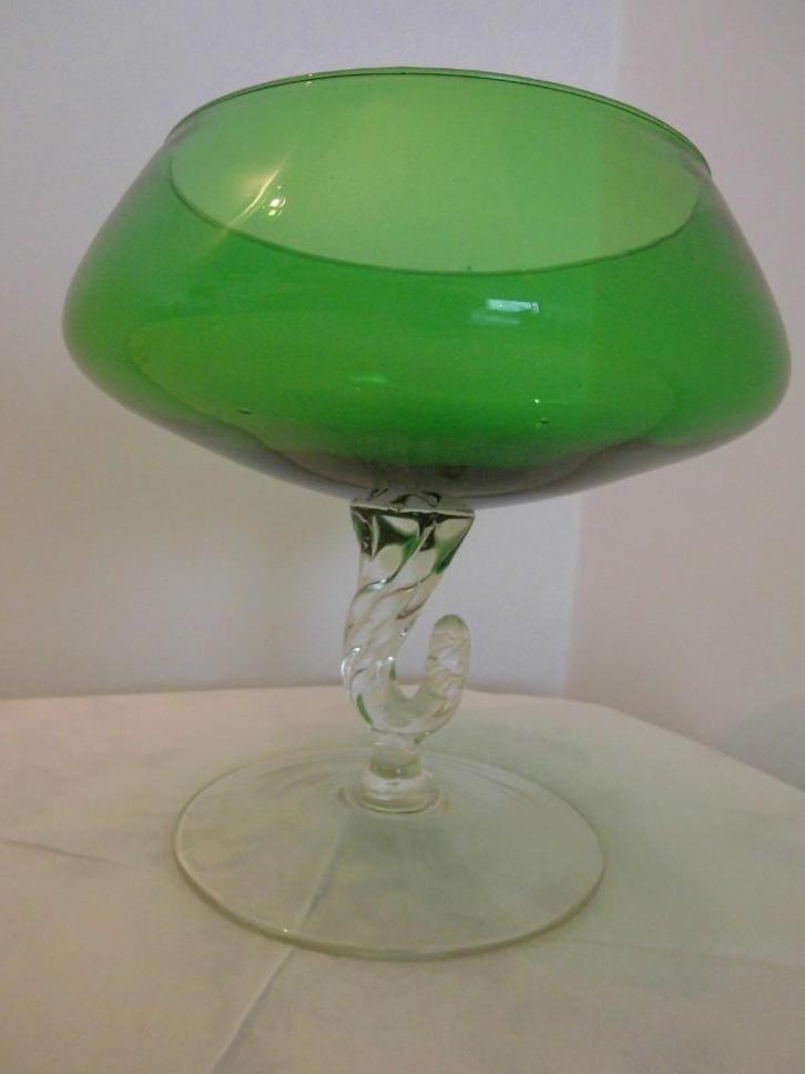 Zeer mooie groene Vasque vaas op poten 18 X 17 cm, Antiek en Kunst, Antiek | Vazen, Ophalen of Verzenden