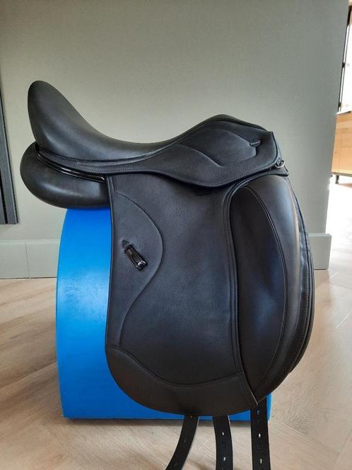 Ikonic light zadel 17.5, Dieren en Toebehoren, Paarden en Pony's | Zadels, Zo goed als nieuw, Dressuur, Ophalen of Verzenden