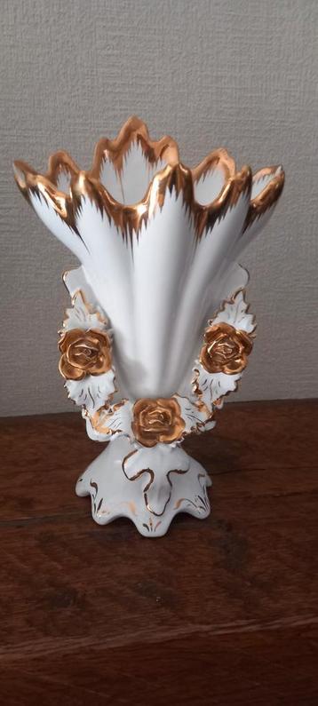 Portugese vaas. Getekend onderaan. Gouden randjes en roosjes beschikbaar voor biedingen