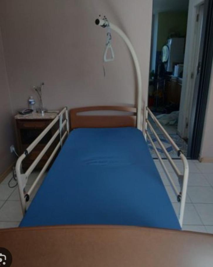 Lit médicalisé électrique + matelas (livraison possible), Diversen, Verpleegmiddelen, Gebruikt, Ophalen of Verzenden