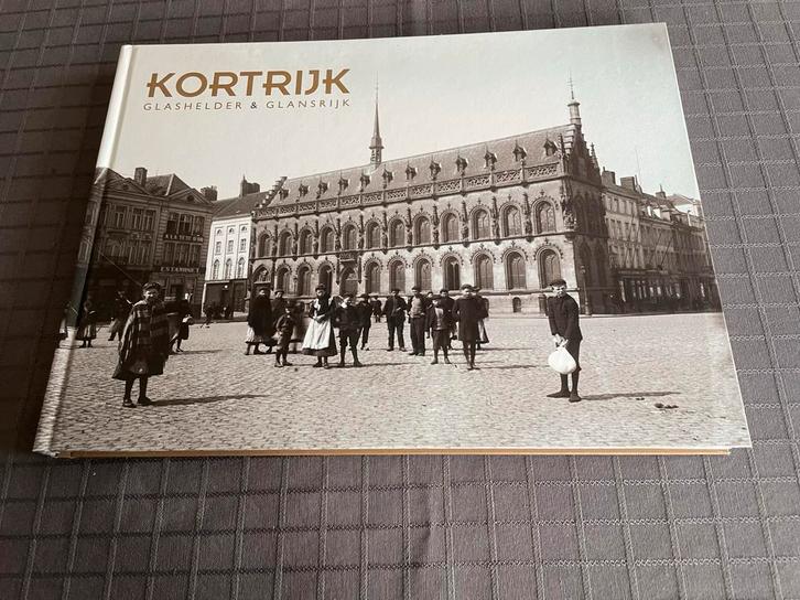 Livre photo « Kortrijk Crystal Clear & Glansrijk », Livres, Art & Culture | Photographie & Design, Comme neuf, Enlèvement ou Envoi