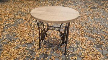 Singer machinetafel met eikenhouten blad beschikbaar voor biedingen