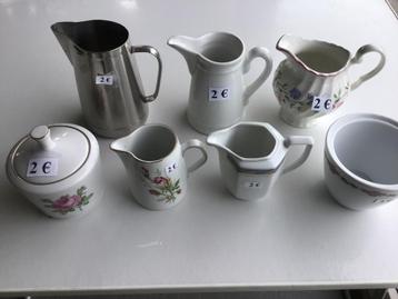 7 verschillende melkkannetjes en suikerpotjes aan 2 euro beschikbaar voor biedingen