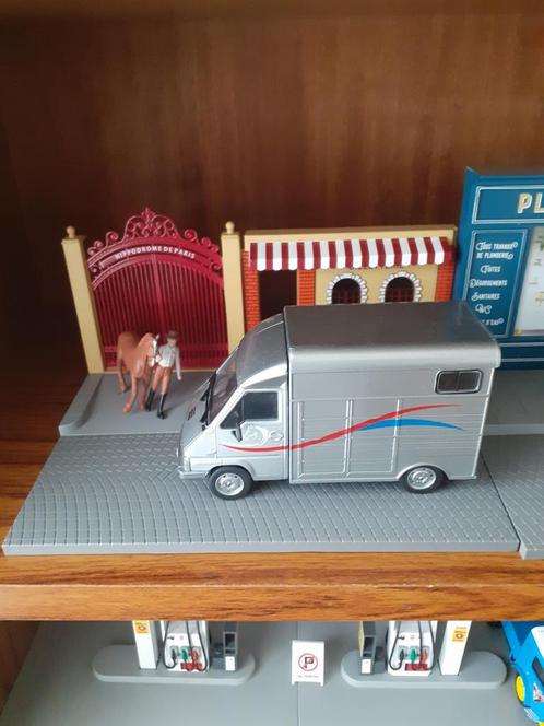 L'éleveur de chevaux et son camion Renault Master van, Hobby & Loisirs créatifs, Voitures miniatures | 1:43, Comme neuf, Enlèvement ou Envoi