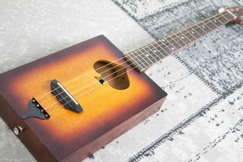 Cigar Box Guitar J.N Guitars Cask Firkin Ace of Spades, Muziek en Instrumenten, Snaarinstrumenten | Gitaren | Akoestisch, Zo goed als nieuw