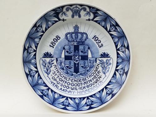 Bord in faience - Wilhelmina - 1923 - Regout - Maastricht, Antiek en Kunst, Curiosa en Brocante, Ophalen of Verzenden