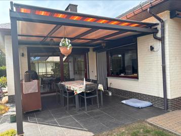 Degelijke terrasoverkapping met zonneluifel beschikbaar voor biedingen