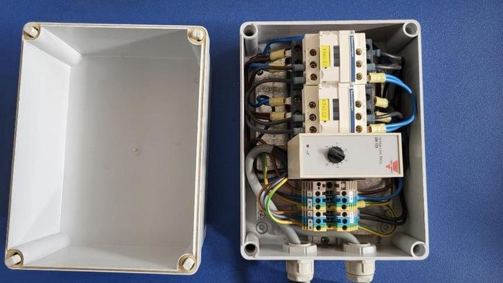 DOOS MET RELAY SM 125 + LC1D09 CONTACTOR, Doe-het-zelf en Bouw, Elektriciteit en Kabels, Gebruikt, Overige typen, Ophalen of Verzenden