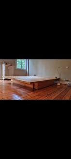 Houten bed met matrasbodem en schuifladen onderaan, Ophalen