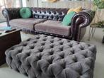 3 zit chesterfield look met bijhorende poef, Huis en Inrichting, Ophalen of Verzenden, Zo goed als nieuw, Driepersoons, Leer