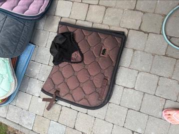 ES zadeldoek en oornetje maat full beschikbaar voor biedingen