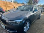 BMW 114i 2015 Euro 6b - Navi - Bt - PDC, Auto's, Te koop, Zilver of Grijs, Berline, Benzine