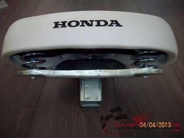 Gezocht wit padenstoel zadel Honda Camino PA50 beschikbaar voor biedingen