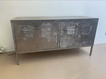 Meuble bas métallique. beschikbaar voor biedingen
