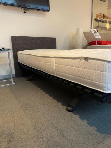 Lattebodem uni 22 op poten met matras versa 22 soft 90 cm x  beschikbaar voor biedingen