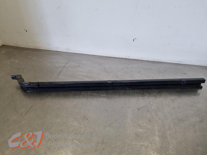 Rail porte coulissante gauche d'un Renault Trafic, Autos : Pièces & Accessoires, Carrosserie & Tôlerie, Renault, Utilisé, 3 mois de garantie