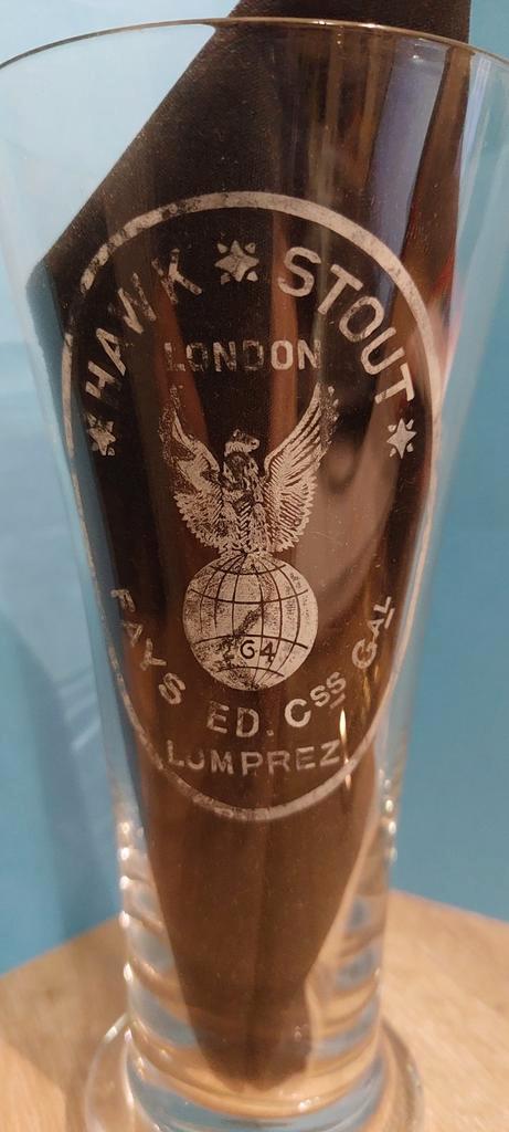 Gezuurd Hawk  Stout  Londen  Lomprez, Verzamelen, Biermerken, Gebruikt, Glas of Glazen, Overige merken, Ophalen of Verzenden