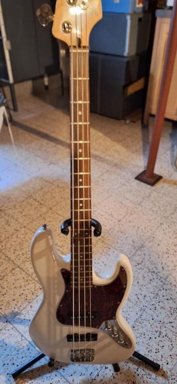 Basgitaar fender Squier en basversterker Markbass beschikbaar voor biedingen
