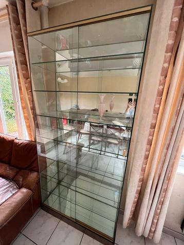 glazen vitrine op maat met spiegelbodem beschikbaar voor biedingen