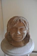 Terracotta sculptuur voor hoofd en gezicht voor meisjes, Ophalen