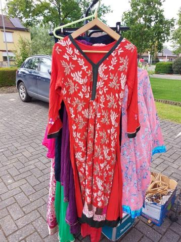 Oosterse Aziatische lange dameskledij en sjaals beschikbaar voor biedingen