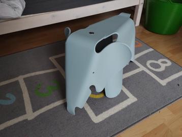 Eames Elephant plastic lichtblauw beschikbaar voor biedingen