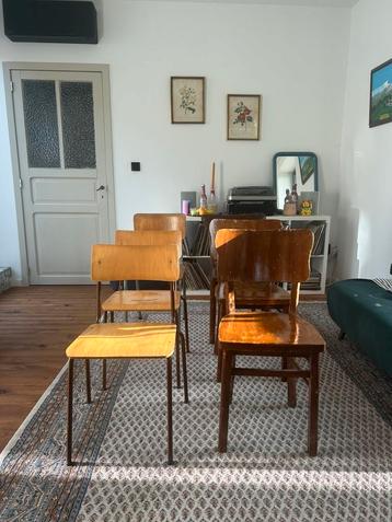 Antieke schoolstoelen (6) en antieke cafestoelen (3) beschikbaar voor biedingen