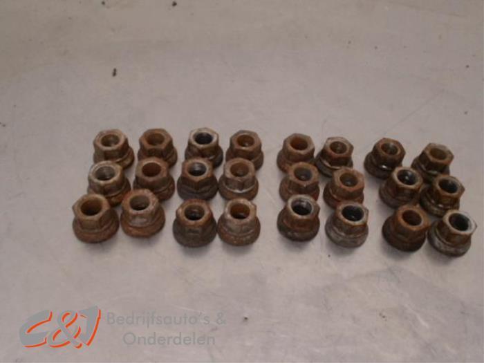 Écrou de roue d'un Iveco New Daily, Autos : Pièces & Accessoires, Freins & Transmission, Autres marques automobiles, Utilisé, 3 mois de garantie