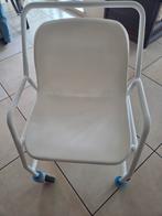 chaise de douche avec roues et frein., Diversen, Verpleegmiddelen, Ophalen, Zo goed als nieuw