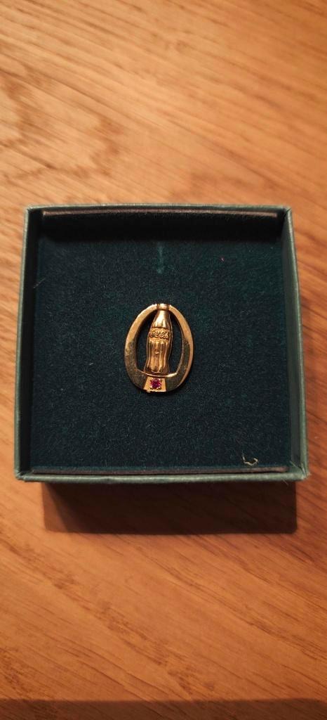 Unieke gouden Coca-Cola pin met Robijn, Verzamelen, Complete verzamelingen en Collecties, Ophalen of Verzenden