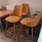 Scandinavische mosterdkleurige barstoel, Huis en Inrichting, Barkrukken, Ophalen, Zo goed als nieuw, Hout, Met voetsteun