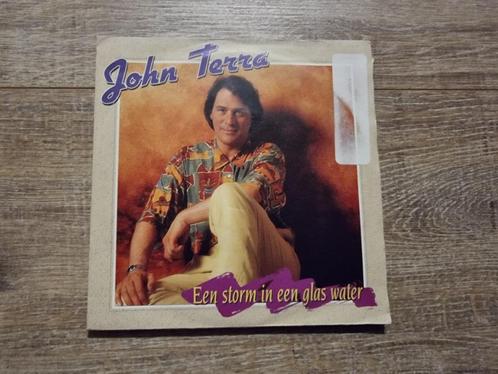 45T John Terra - Een storm in een glas water, CD & DVD, Vinyles Singles, Utilisé, Single, En néerlandais, 7 pouces, Enlèvement ou Envoi