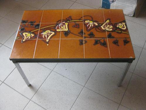 Retro - Table basse avec carreaux de mosaïque et piètement e, Antiquités & Art, Antiquités | Meubles | Tables, Enlèvement ou Envoi