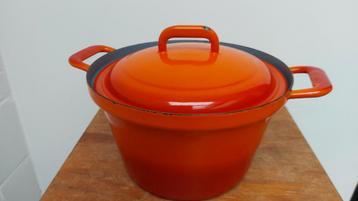Oude emaille kookpot. Oranje/rood/rond/27cm bij 15cm hoogte beschikbaar voor biedingen