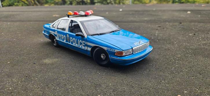 1:18 Chevrolet caprice New York Police UT Models, Hobby en Vrije tijd, Modelauto's | 1:18, Zo goed als nieuw, Auto, UT Models