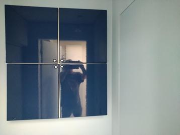 donkerblauwe kastjes voor toilet of berging beschikbaar voor biedingen