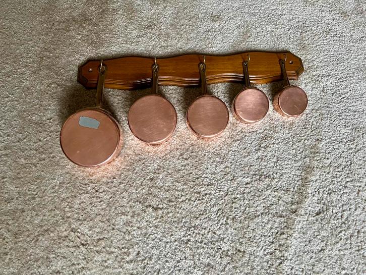 Set van 5 koperen potten op een houten muursteun, Antiek en Kunst, Antiek | Brons en Koper, Koper, Ophalen