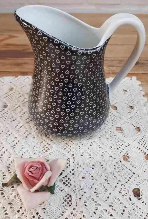 Franse waterkan met hartjes, zwart / wit, Huis en Inrichting, Keuken | Servies, Gebruikt, Overige typen, Overige stijlen, Porselein