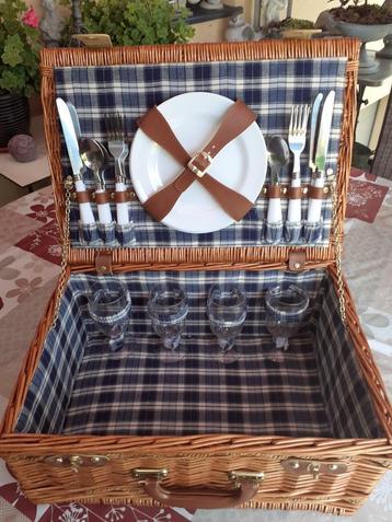 Te koop een picknickmand voor 4 personen  beschikbaar voor biedingen